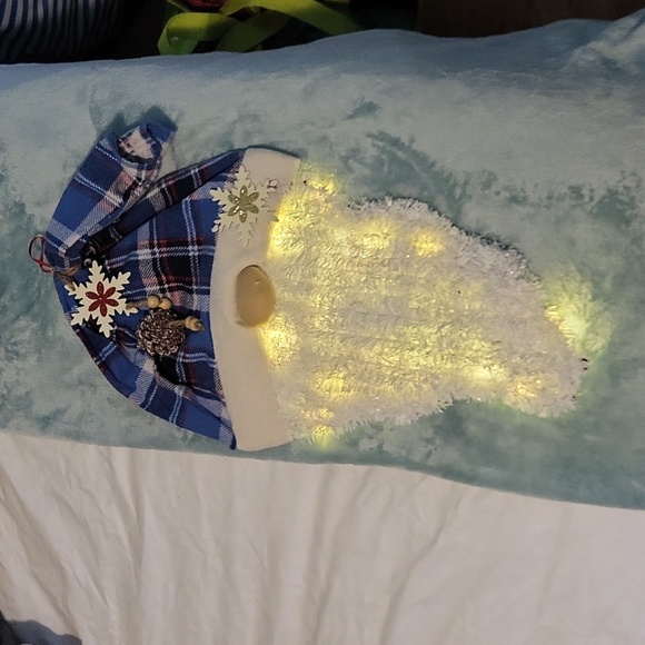 Blue or red Santa gnome door hanger - Picture 2 of 5